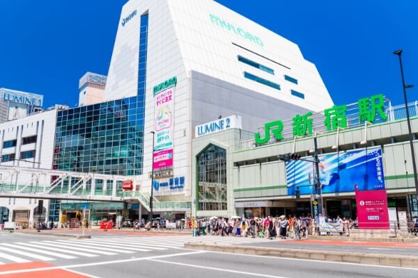 新宿駅の外観。スクールは駅から徒歩3分でアクセス便利
