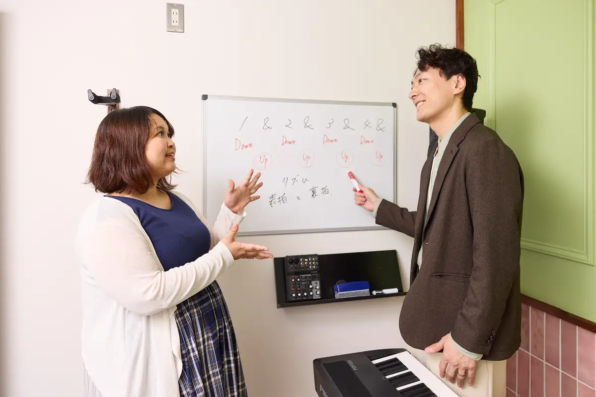 音程やリズムのレッスンをする様子