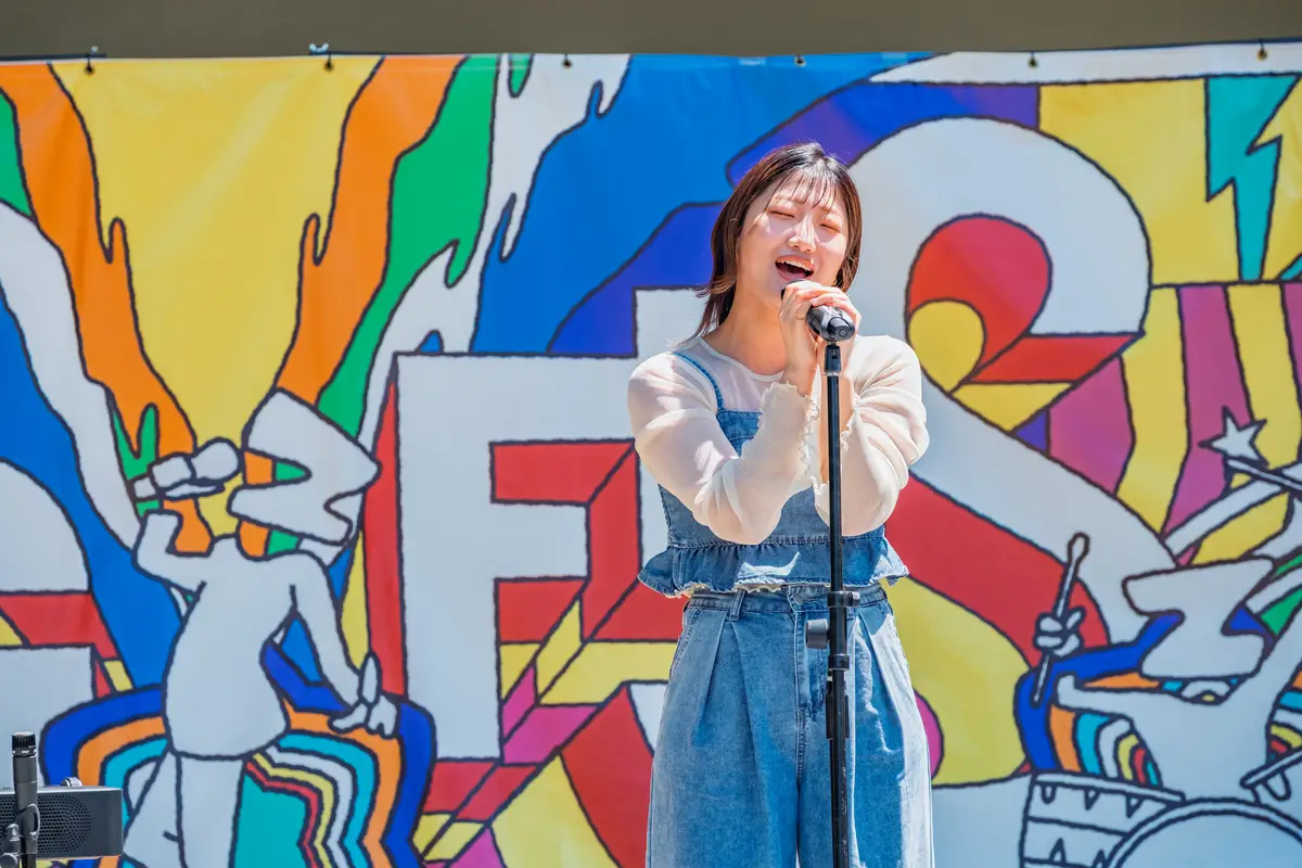 OHACO MUSIC SCHOOLの発表会で歌っている生徒の様子
