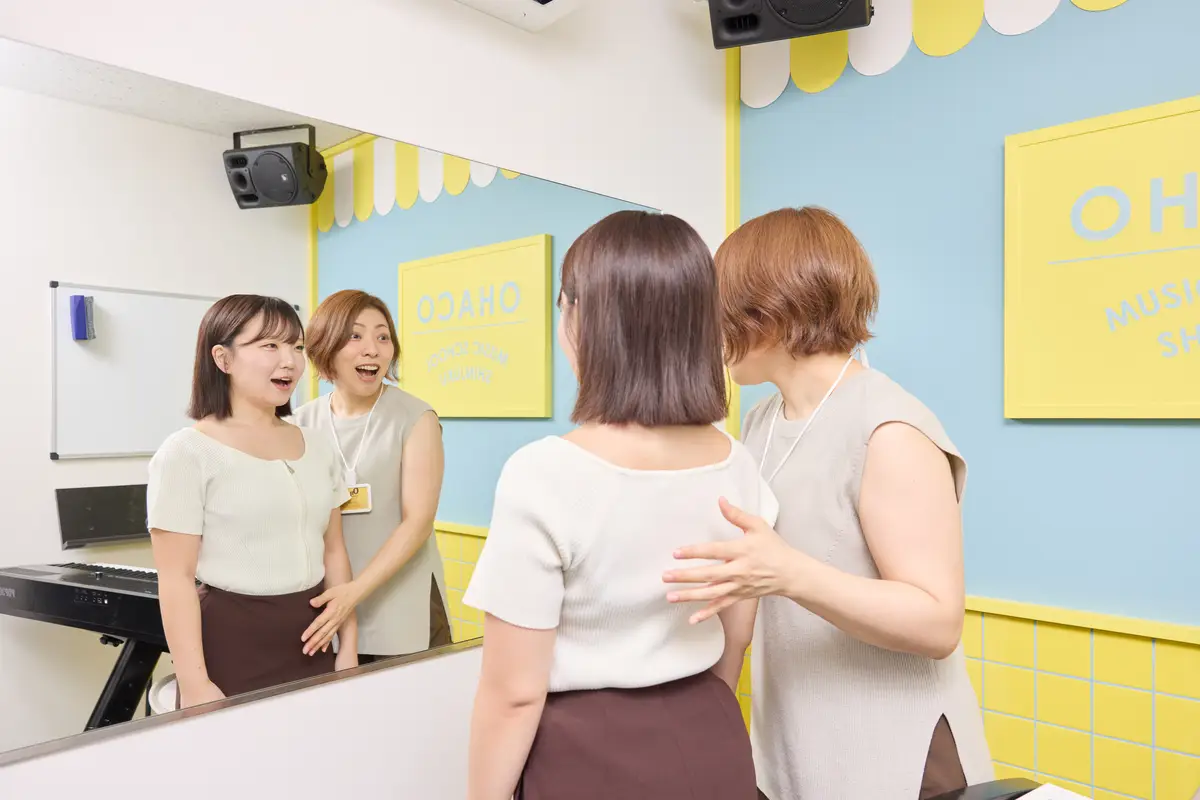 先生と一緒にレッスンしているイメージ