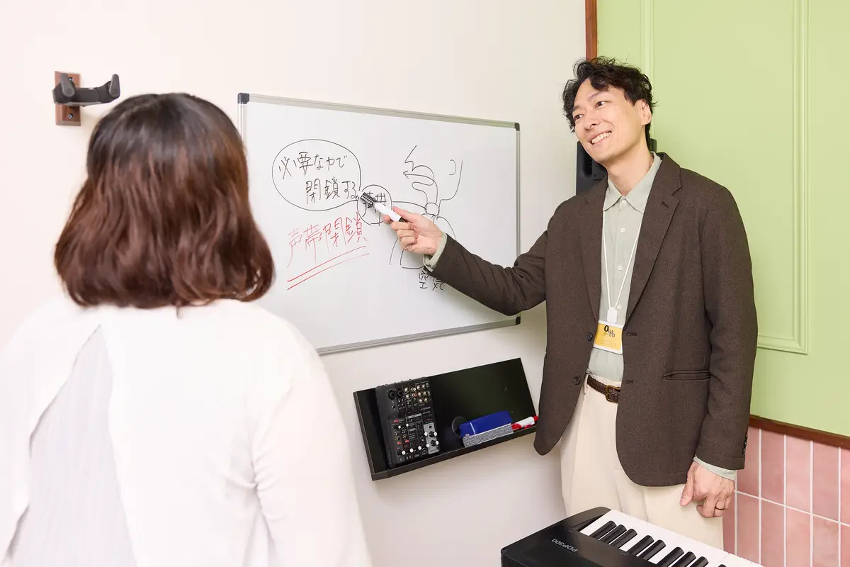ミックスボイスの理論を説明している様子