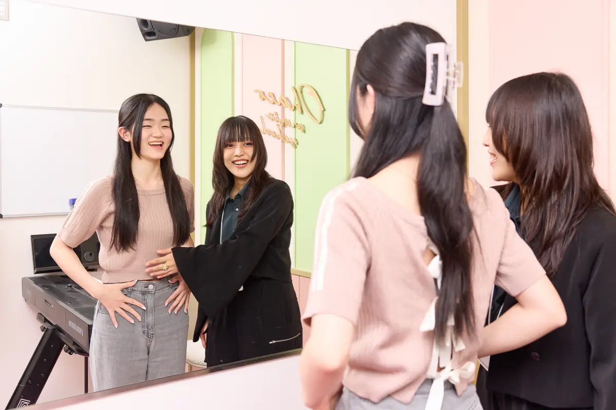 自分に合う曲を講師に見つけてもらっている様子