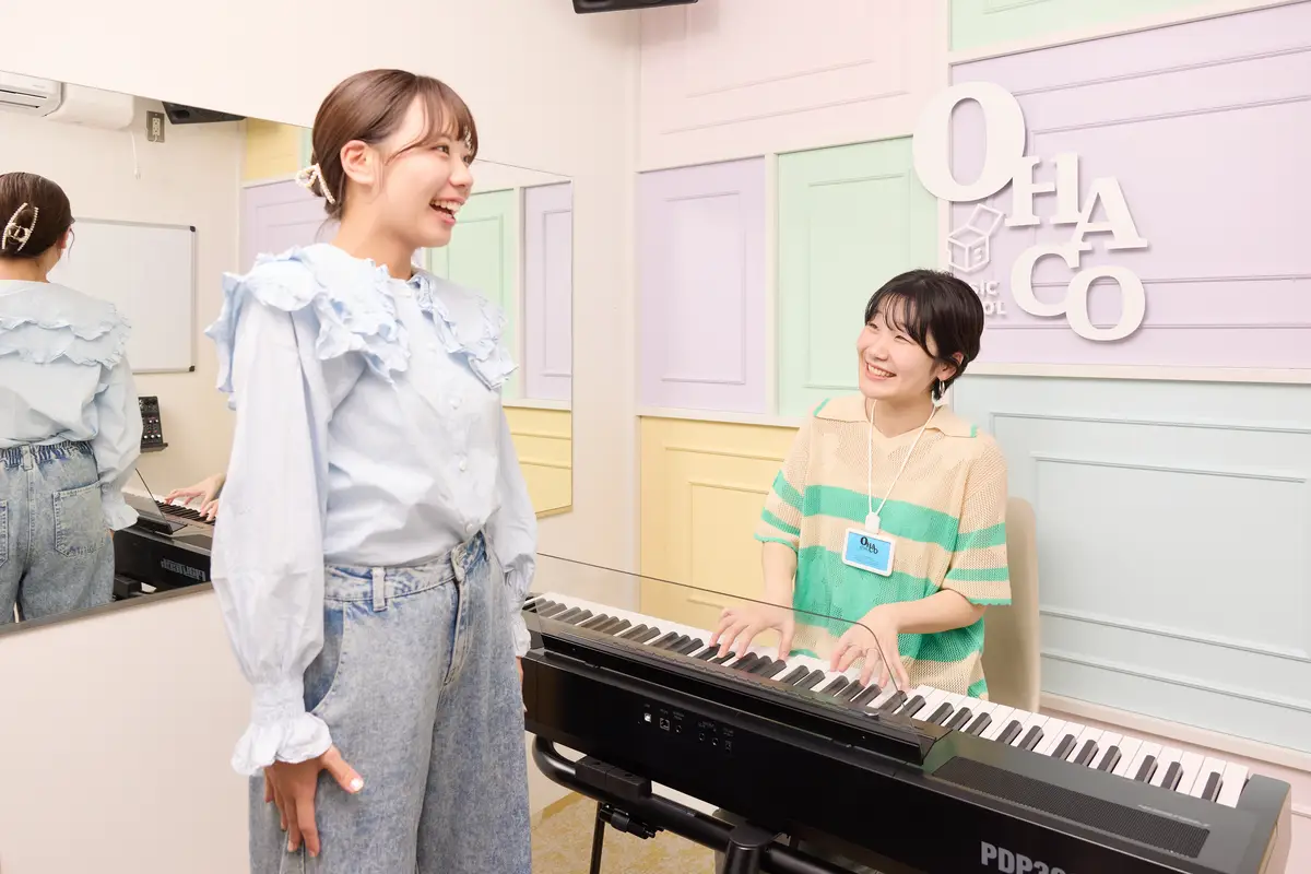 楽しくボイトレレッスンを受ける生徒の様子