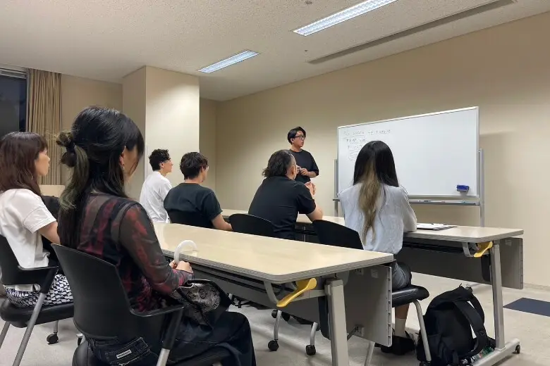プレゼンや会議で堂々と話すビジネスシーンのイメージ