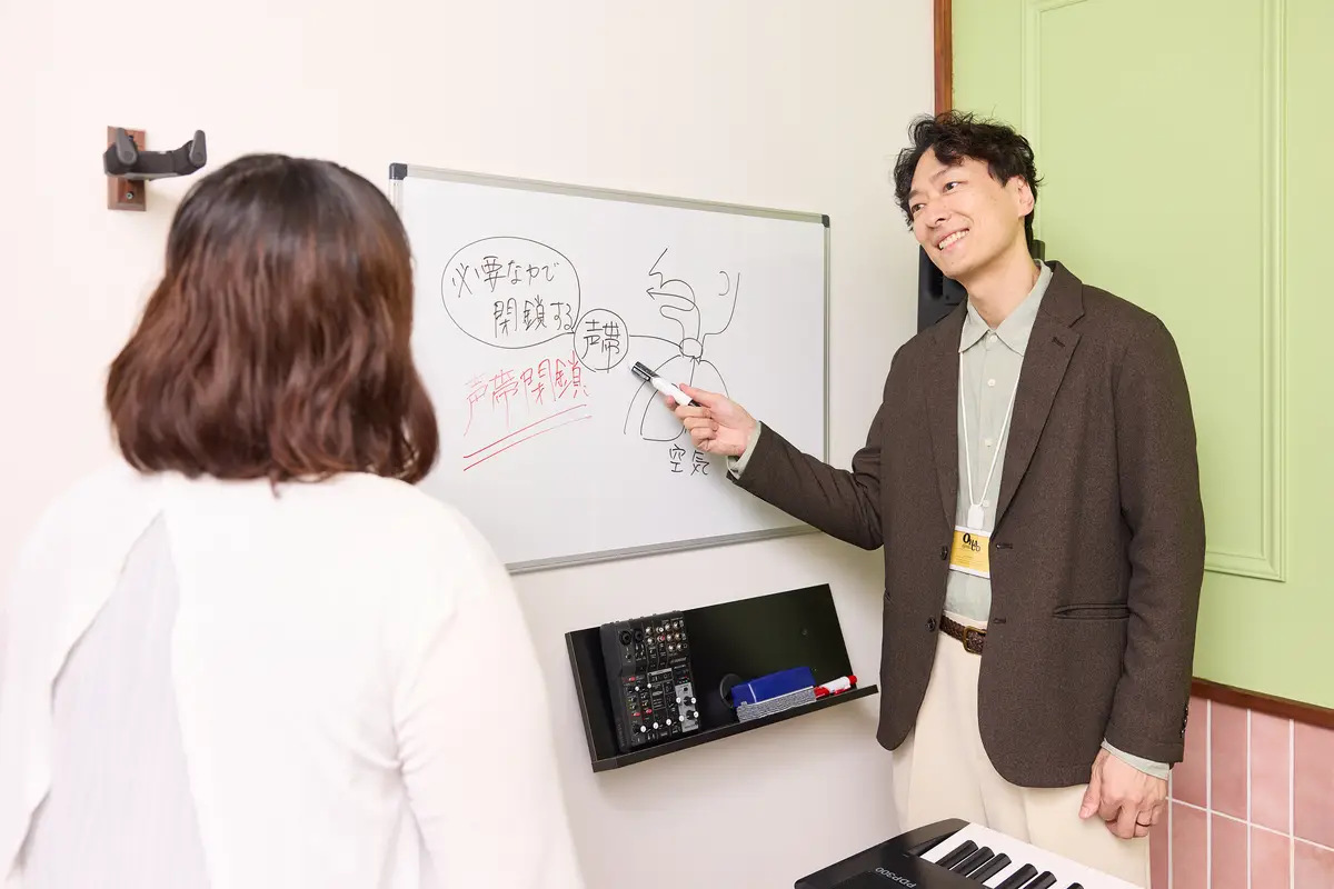 専門講師による発声指導の様子