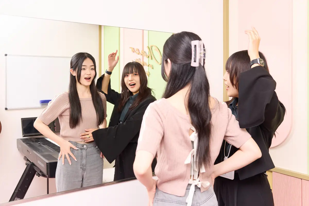 個人に合わせたボイストレーニングを行っている様子