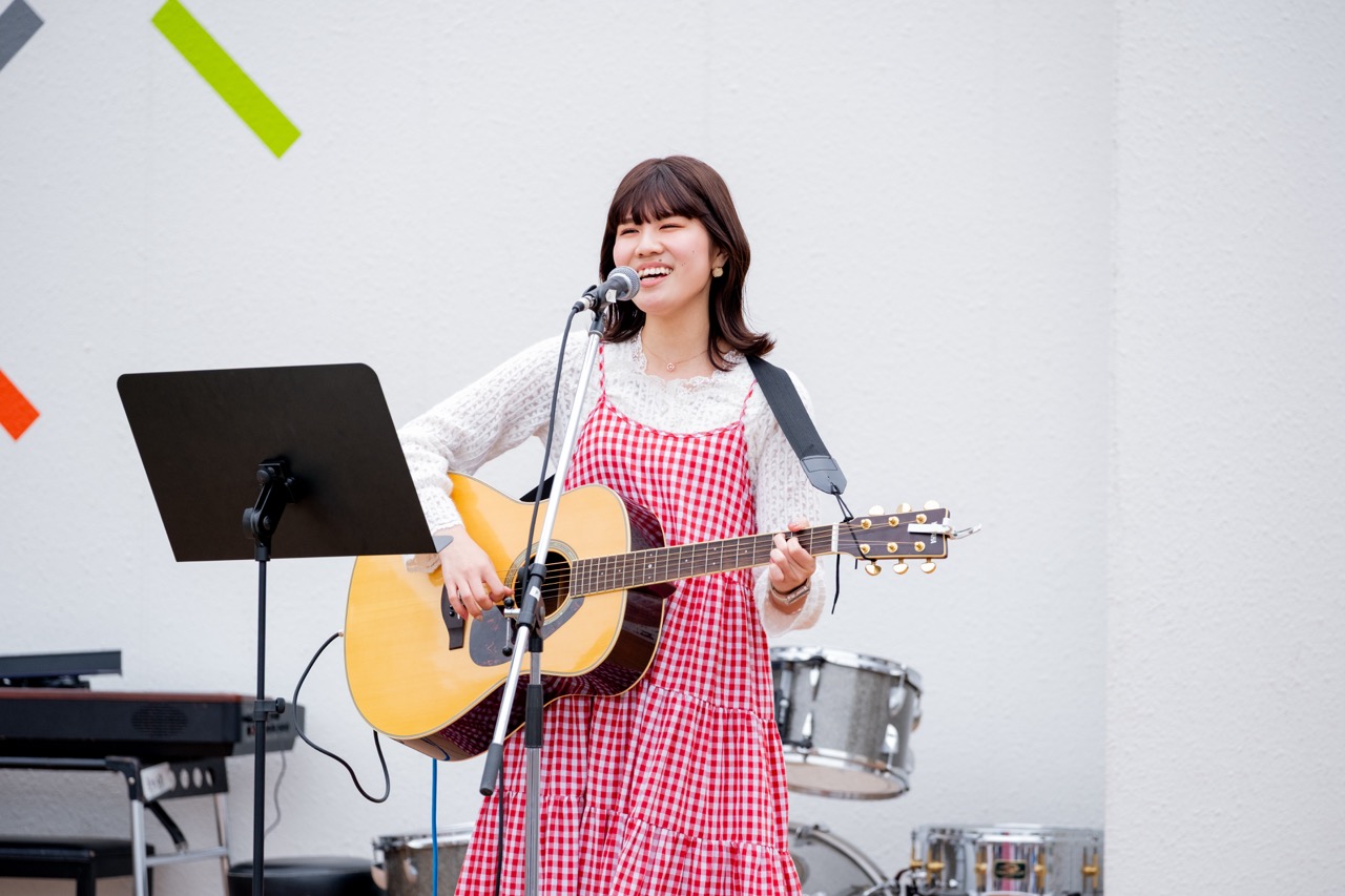 発表会で演奏する生徒の写真