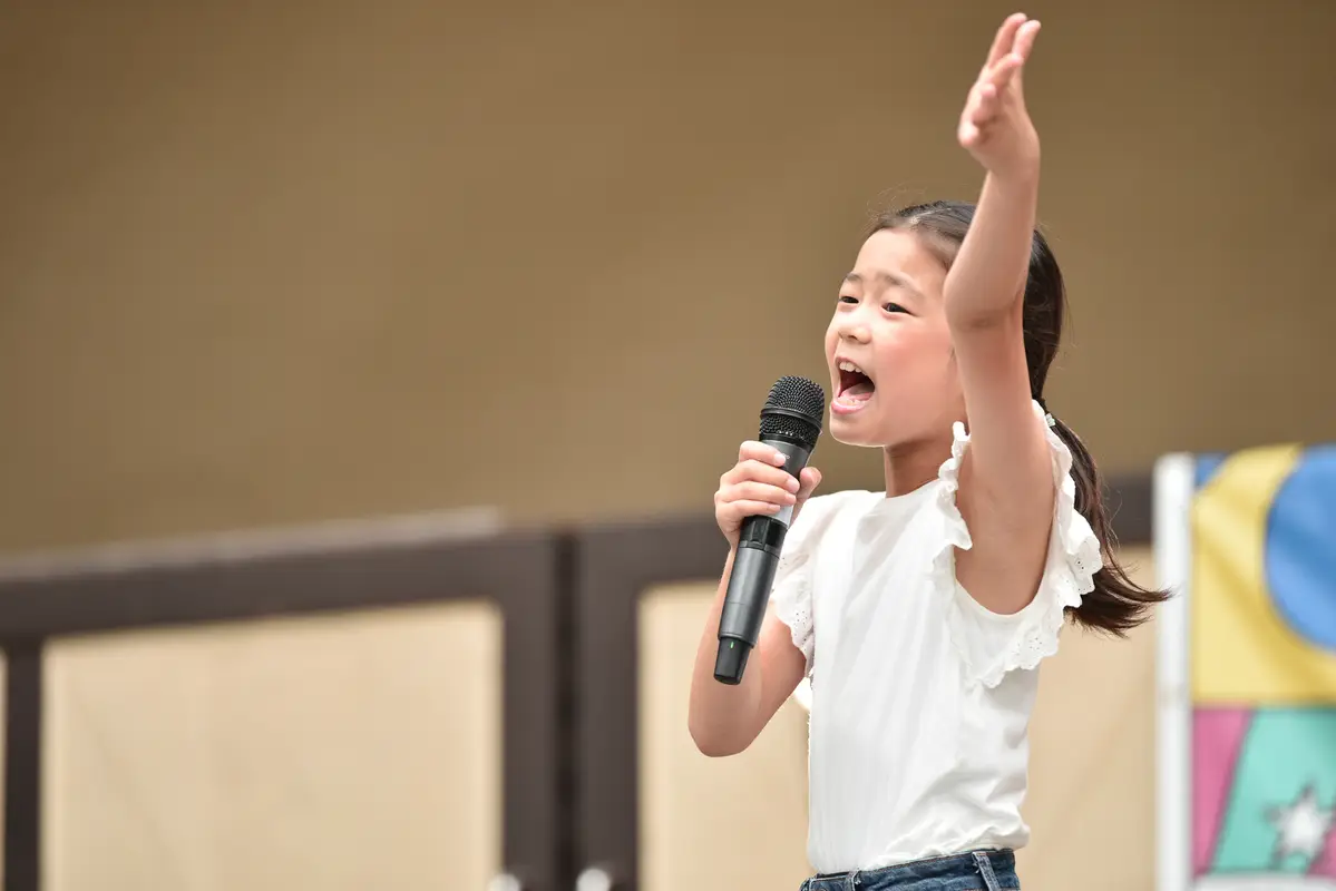 発表会のステージで歌うお子様